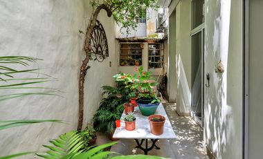 Planta atípica en edificio de categoría con cochera. Bajísimas expensas.