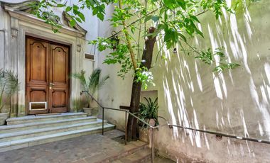 Planta atípica en edificio de categoría con cochera. Bajísimas expensas.