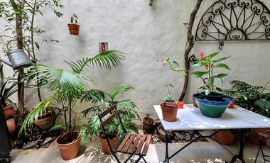 Planta atípica en edificio de categoría con cochera. Bajísimas expensas.