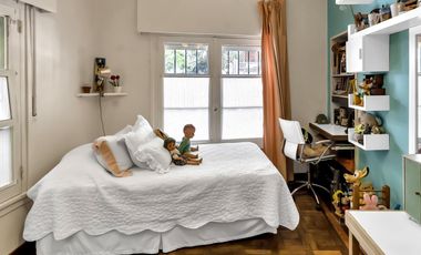 Planta atípica en edificio de categoría con cochera. Bajísimas expensas.