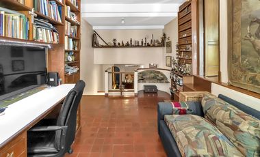 Planta atípica en edificio de categoría con cochera. Bajísimas expensas.