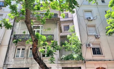 Planta atípica en edificio de categoría con cochera. Bajísimas expensas.