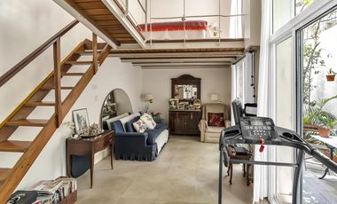 Planta atípica en edificio de categoría con cochera. Bajísimas expensas.