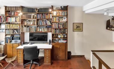 Planta atípica en edificio de categoría con cochera. Bajísimas expensas.