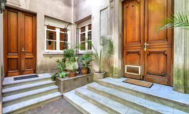 Planta atípica en edificio de categoría con cochera. Bajísimas expensas.