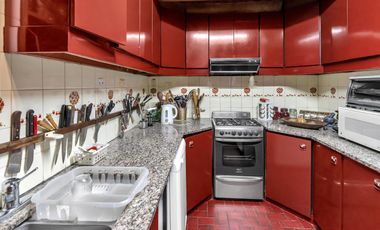 Planta atípica en edificio de categoría con cochera. Bajísimas expensas.