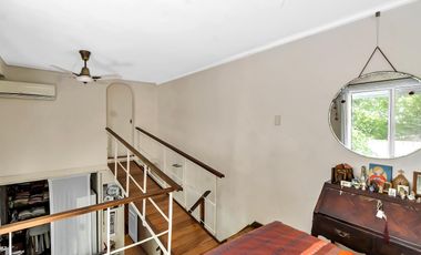 Planta atípica en edificio de categoría con cochera. Bajísimas expensas.