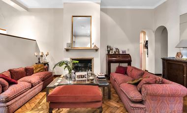 Planta atípica en edificio de categoría con cochera. Bajísimas expensas.