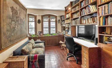 Planta atípica en edificio de categoría con cochera. Bajísimas expensas.