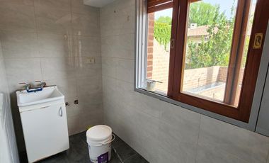 Alquiler Casa 3 Dormitorios   Dpto 1 dormitorio -  B° Manzanar - Arrayanes 1198 Cipolletti Rio Negro