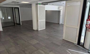 Excelente local comercial en esquina en Parque Patricios