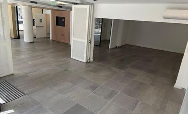 Excelente local comercial en esquina en Parque Patricios