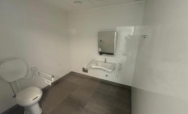 Excelente local comercial en esquina en Parque Patricios