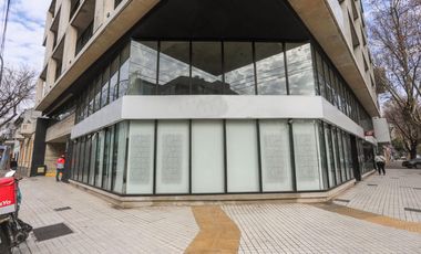 Excelente local comercial en esquina en Parque Patricios