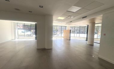 Excelente local comercial en esquina en Parque Patricios