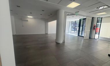 Excelente local comercial en esquina en Parque Patricios