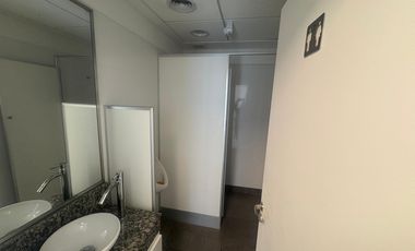 Excelente local comercial en esquina en Parque Patricios