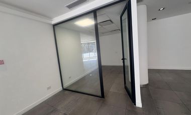 Excelente local comercial en esquina en Parque Patricios