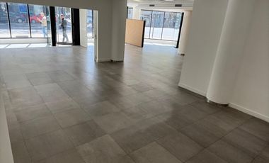 Excelente local comercial en esquina en Parque Patricios