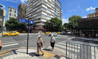 Local en ALQUILER - Esquina 27 de Abril y General Paz