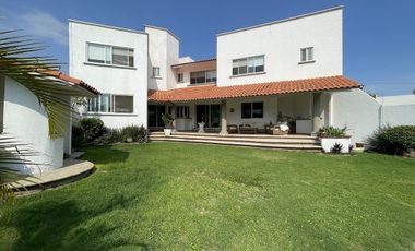 Casa en Burgos Cuernavaca con seguridad 24/7, alberca y excelentes espacios