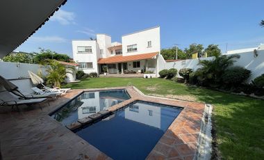 Casa en Burgos Cuernavaca con seguridad 24/7, alberca y excelentes espacios