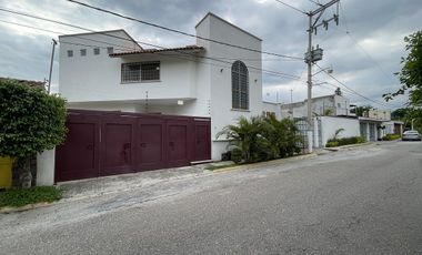 Casa en Burgos Cuernavaca con seguridad 24/7, alberca y excelentes espacios