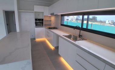 Venta Casa 5 Amb Al Rio con Amarra Propia Barrio El Canal Villanueva Tigre