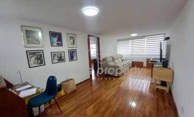 Excelente oportunidad Amplia Casa con salón de usos múltiples.