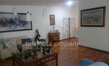 Excelente oportunidad Amplia Casa con salón de usos múltiples.