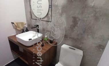 Excelente oportunidad Amplia Casa con salón de usos múltiples.