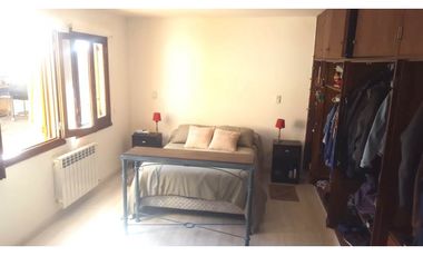 CHALET DE 4 AMBIENTES CON ENTRADA DE VEHICULOS, PLAYROOM