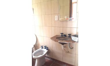 CHALET DE 4 AMBIENTES CON ENTRADA DE VEHICULOS, PLAYROOM