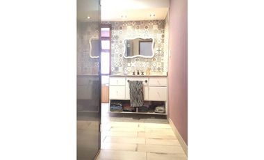 CHALET DE 4 AMBIENTES CON ENTRADA DE VEHICULOS, PLAYROOM