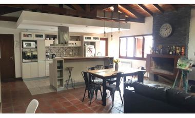 CHALET DE 4 AMBIENTES CON ENTRADA DE VEHICULOS, PLAYROOM