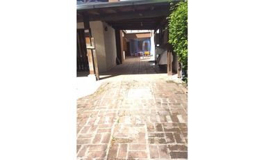 CHALET DE 4 AMBIENTES CON ENTRADA DE VEHICULOS, PLAYROOM