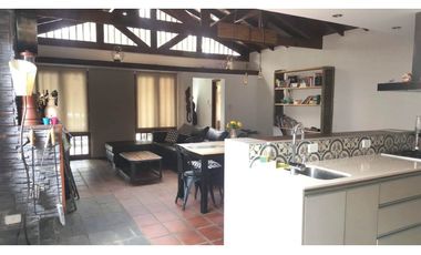 CHALET DE 4 AMBIENTES CON ENTRADA DE VEHICULOS, PLAYROOM