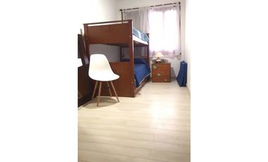 CHALET DE 4 AMBIENTES CON ENTRADA DE VEHICULOS, PLAYROOM