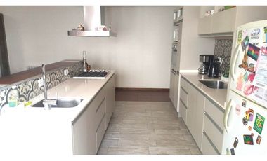 CHALET DE 4 AMBIENTES CON ENTRADA DE VEHICULOS, PLAYROOM