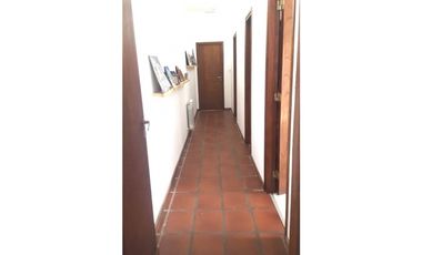 CHALET DE 4 AMBIENTES CON ENTRADA DE VEHICULOS, PLAYROOM