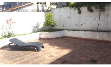 CHALET DE 4 AMBIENTES CON ENTRADA DE VEHICULOS, PLAYROOM