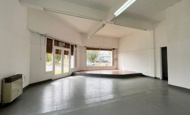 ALQUILER COMERCIAL 24 MESES - IMPORTANTE LOCAL EN ESQUINA, CON GARAJE