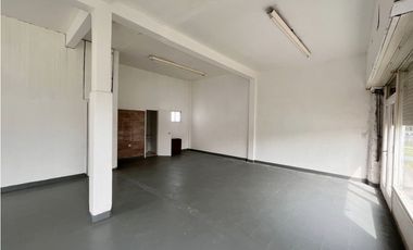 ALQUILER COMERCIAL 24 MESES - IMPORTANTE LOCAL EN ESQUINA, CON GARAJE