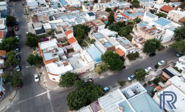 Casa en venta c/ cochera en Centro