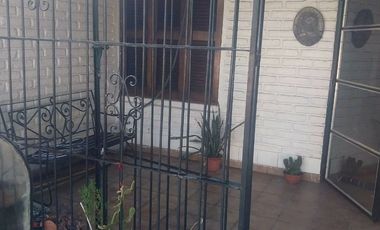 CASA CON DEPARTAMENTO.ZONA TEATRO DEL BICENTENARIO