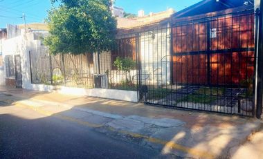 CASA CON DEPARTAMENTO.ZONA TEATRO DEL BICENTENARIO