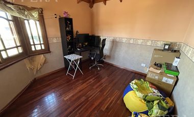 Venta Casa 6 ambientes con cochera y quincho en San Jose