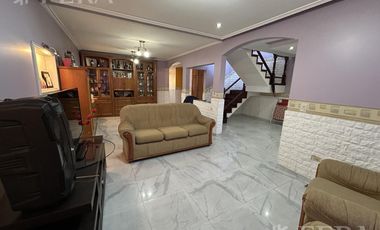 Venta Casa 6 ambientes con cochera y quincho en San Jose