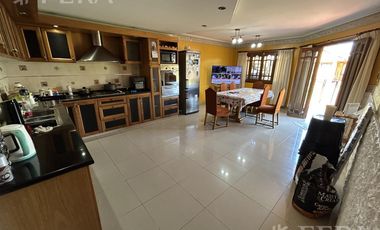 Venta Casa 6 ambientes con cochera y quincho en San Jose