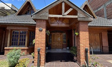 Venta Casa 6 ambientes con cochera y quincho en San Jose